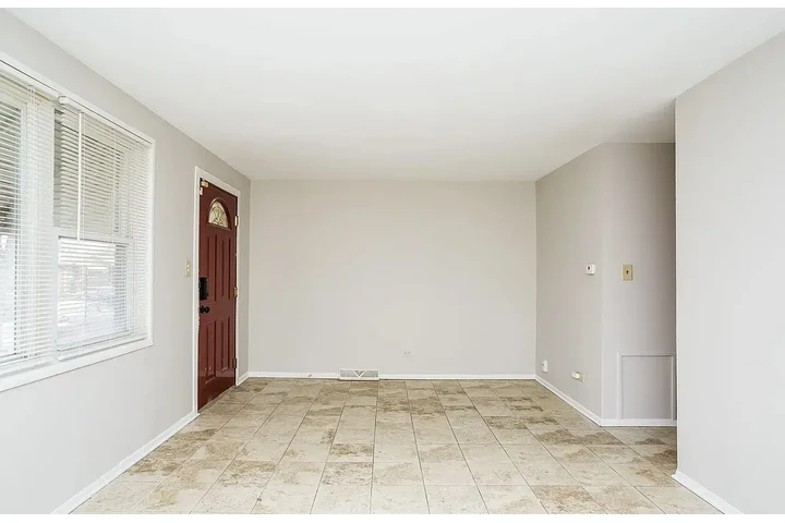 $1500 : Discover this charming 3-bedro image 6