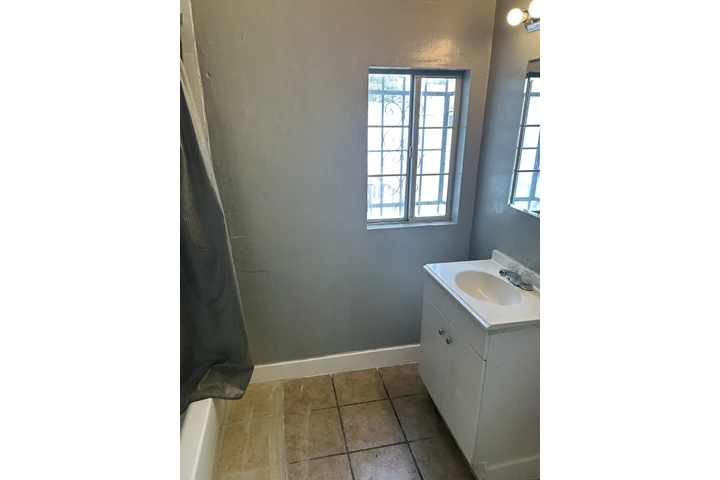 $1150 : 2 bdrm 1 bath duplex for rent image 4