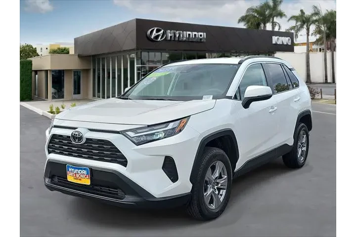 $30843 : Toyota RAV4 2023 AWD XLE 4dr image 7