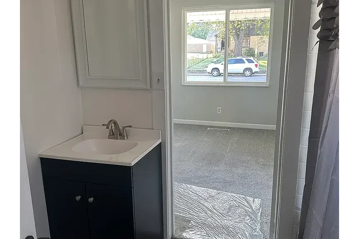 $1000 : SINGLE FAMILY HOUSE image 4