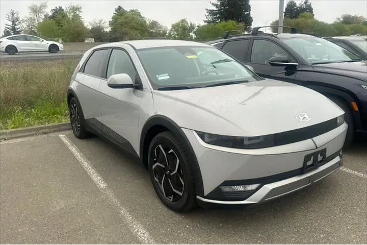 $26990 : Hyundai IONIQ 5 2024 SEL 4dr image 2