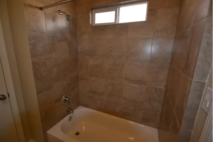 $2300 : Available 3Bed 2Bat in LA image 3