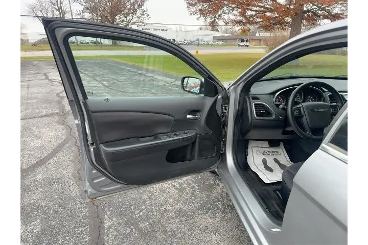 $3800 : Chrysler 200 2013 LX 4dr Sed image 2