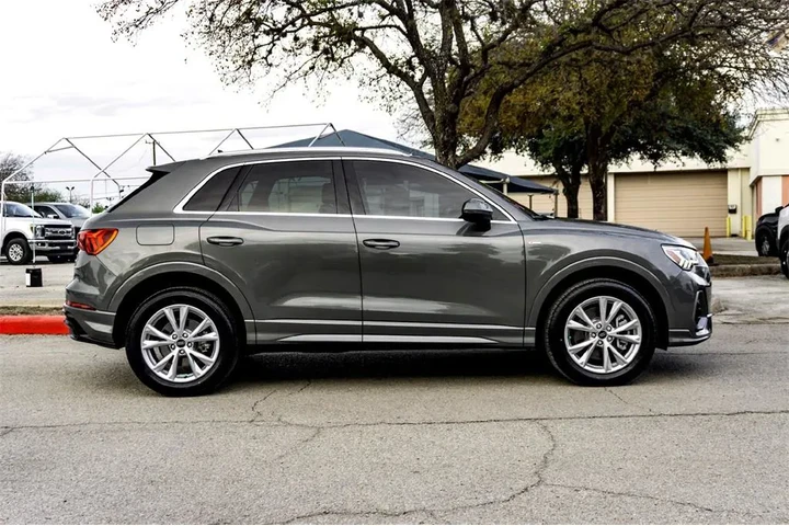 $27997 : Audi Q3 2022 AWD quattro S l image 4