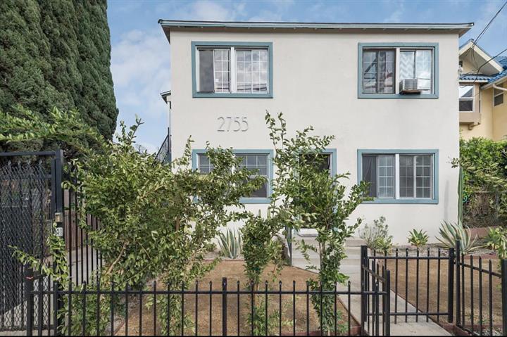 $1300 : 1-Bed 1-Bath available in LA image 1