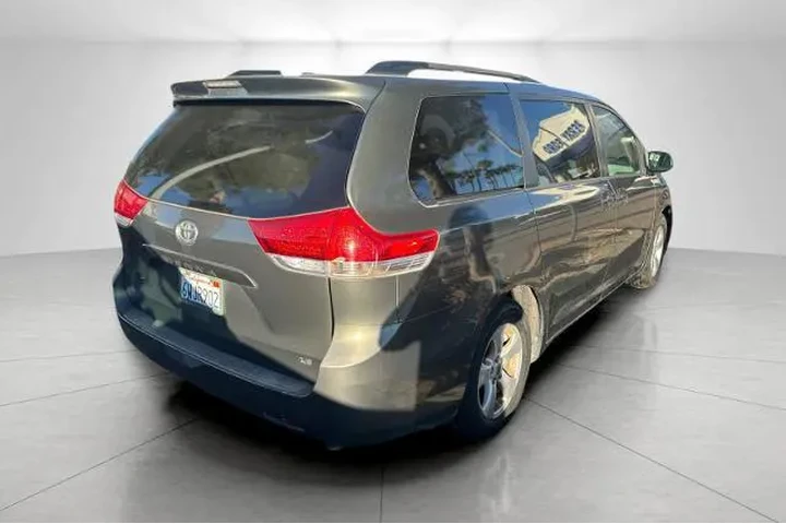 $15995 : Toyota Sienna 2012 LE 7-Pass image 2