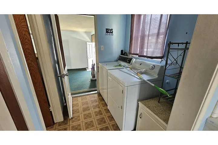 $2200 : ALL UTILITIES INCLUDED‼️ image 3