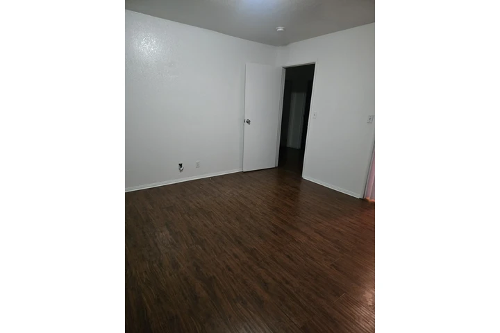 $900 : 1 cuarto de renta image 2