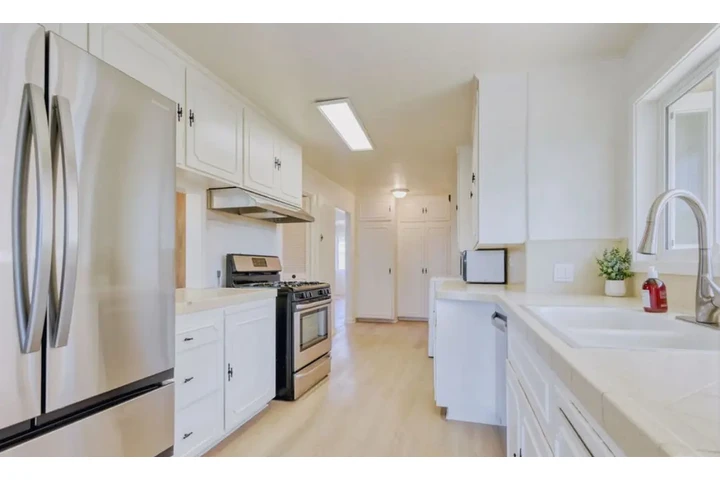 $2450 : 3 Bed 2 Bath House in Carson image 5