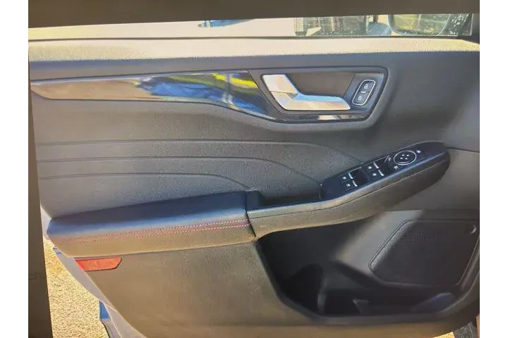 $27894 : Ford Escape 2025 ST-Line 4dr image 9