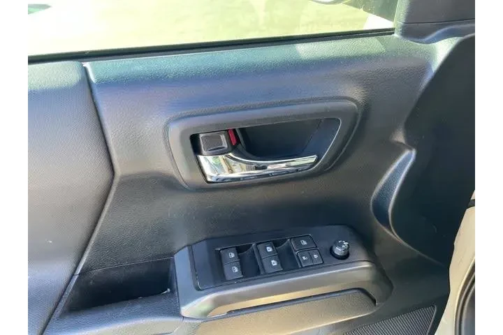 $29992 : Toyota Tacoma 2019 4x4 TRD P image 5