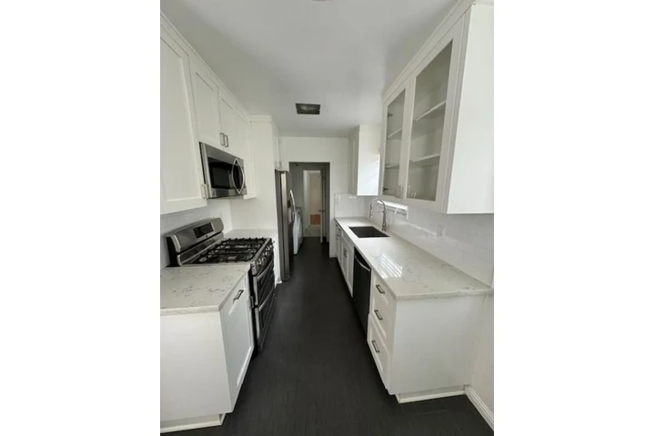 $2400 : 3 Bedroom Home in Los Angeles image 3