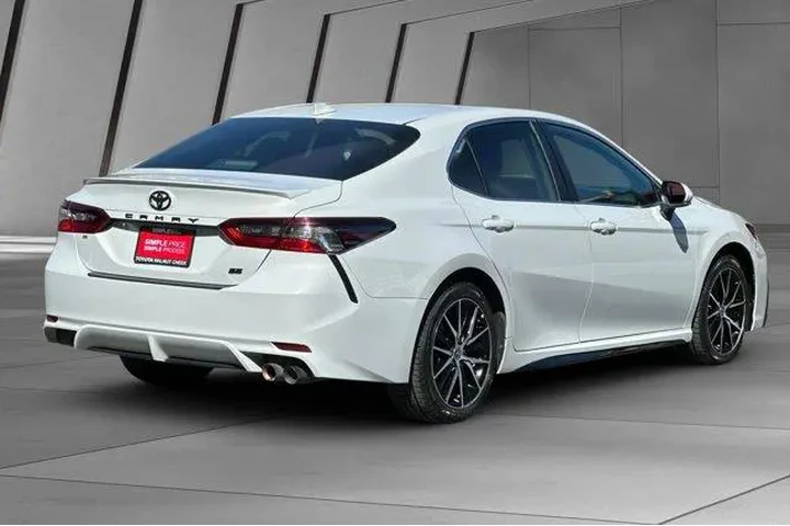 $24700 : Toyota Camry 2022 SE 4dr Sed image 4