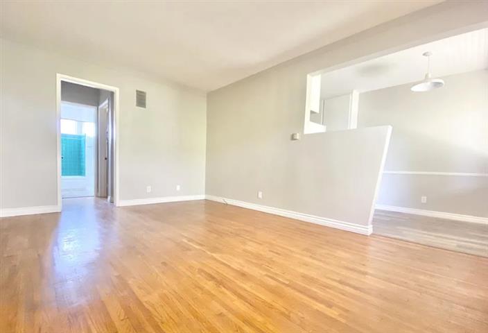 $1300 : 1-Bed 1-Bath available image 5