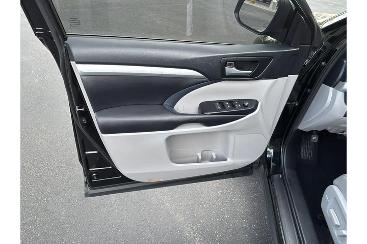 $30299 : 2019 Highlander XLE image 6