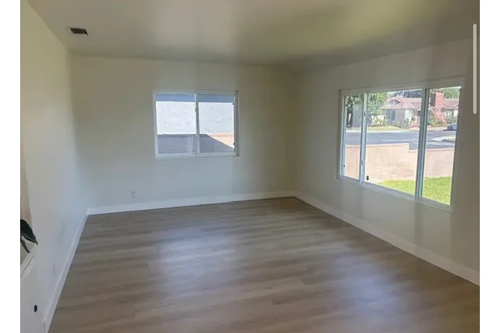 $1650 : Great location and near 91 fre image 2
