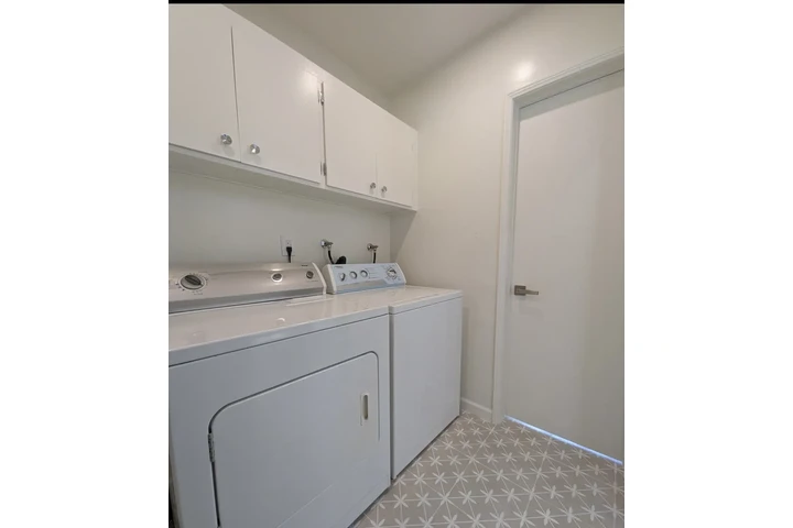 $1300 : 4 dormitorios y 2 baños cerca image 2