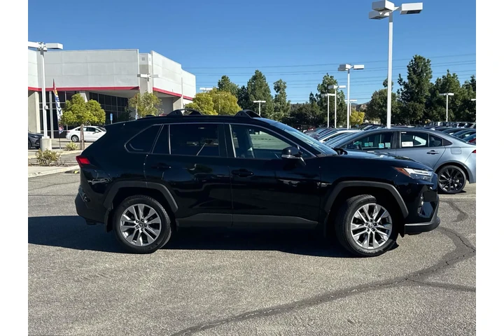 $32750 : Toyota RAV4 2023 XLE Premium image 3