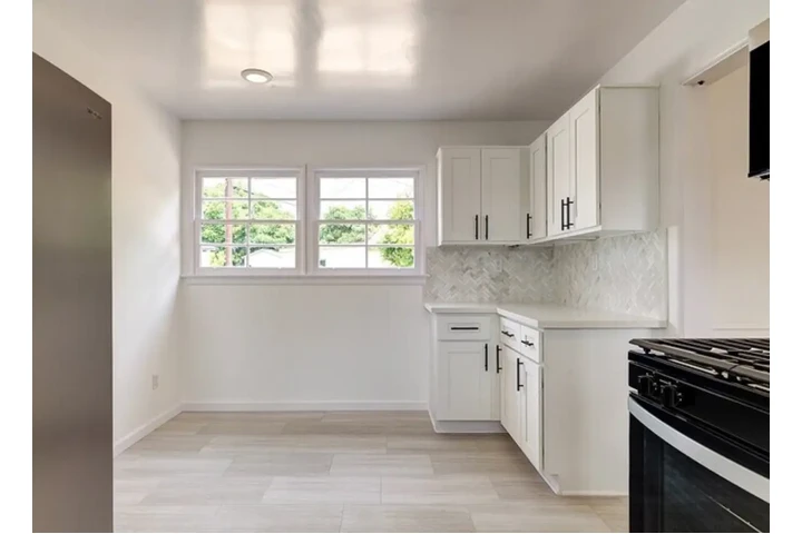 $2400 : 3Bed 2Bath in 60th Street LA, image 5