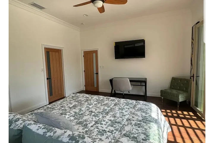 $3200 : Mammoth Ave, Van Nuys, CA 9140 image 1