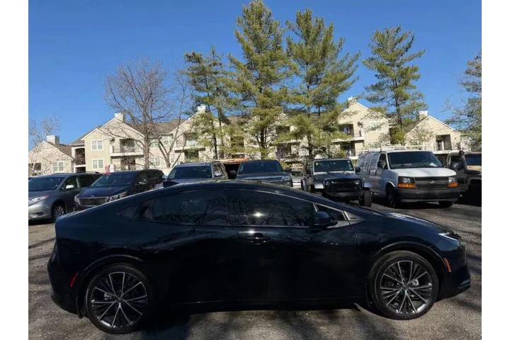 $23990 : 2023 Prius image 8