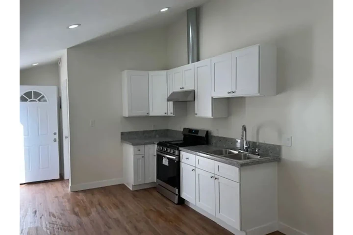 $850 : 1bed 1bath ADU in Compton, CA image 1