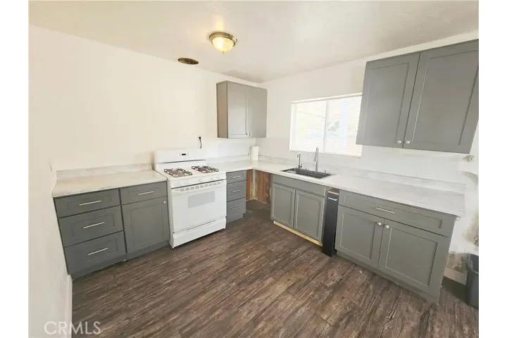 $2375 : CASA COMPLETAMENTE RENOVADA image 1