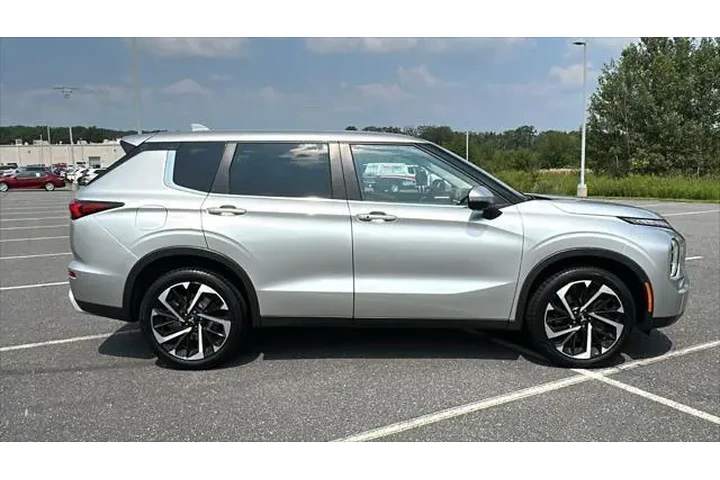 $22869 : Mitsubishi Outlander 2022 AW image 4