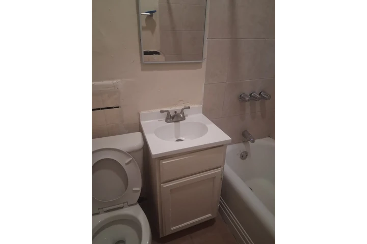 $1650 : 1 bedroom, 1st floor, large un image 9