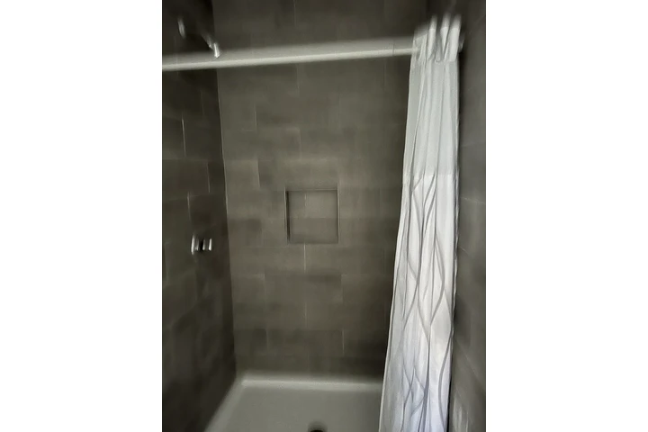$1500 : Se renta cuarto con baño image 2