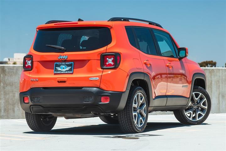 2018 Renegade Latitude image 6