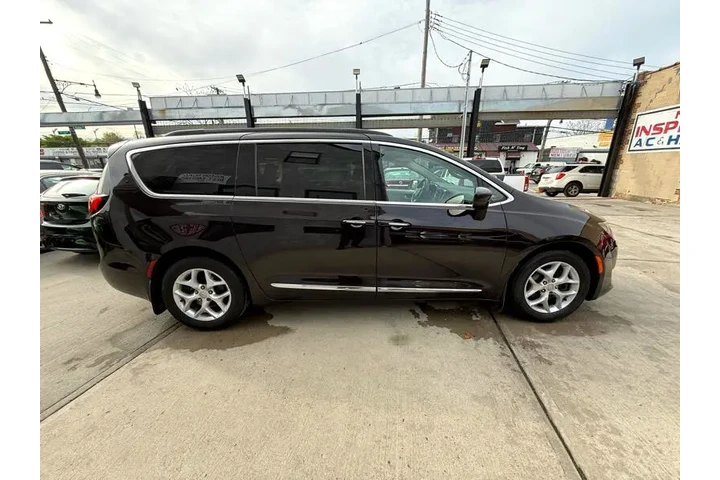 $9995 : 2017 Pacifica Touring-L image 8