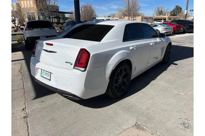 2021 300 S V6 RWD image 5