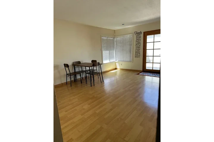 $1700 : South-Gate 2 & 3 Bath image 3