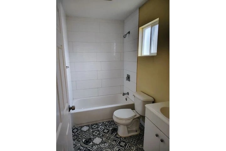$2500 : Casa de 2 Cuartos y 2 Baños image 2