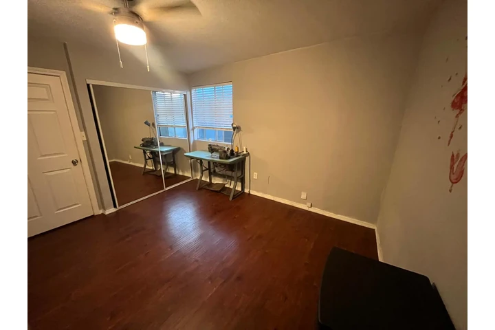 $1000 : Cuarto de renta image 1