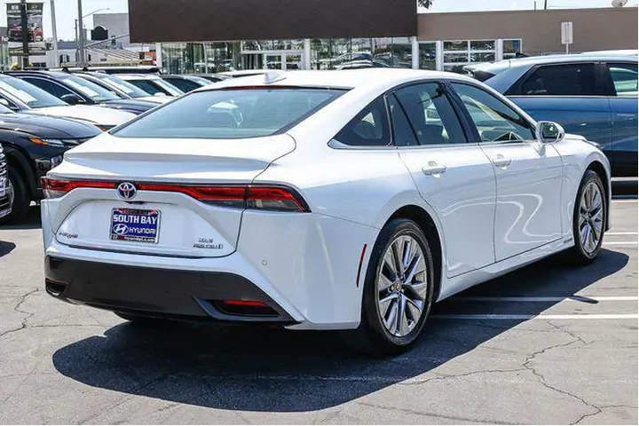 $9898 : Toyota Mirai 2022 XLE 4dr Se image 6