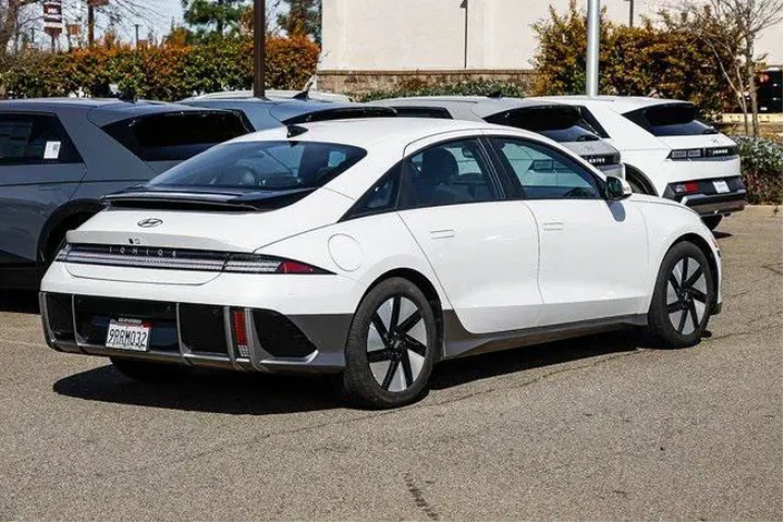 $27892 : Hyundai IONIQ 6 2025 SE 4dr image 4