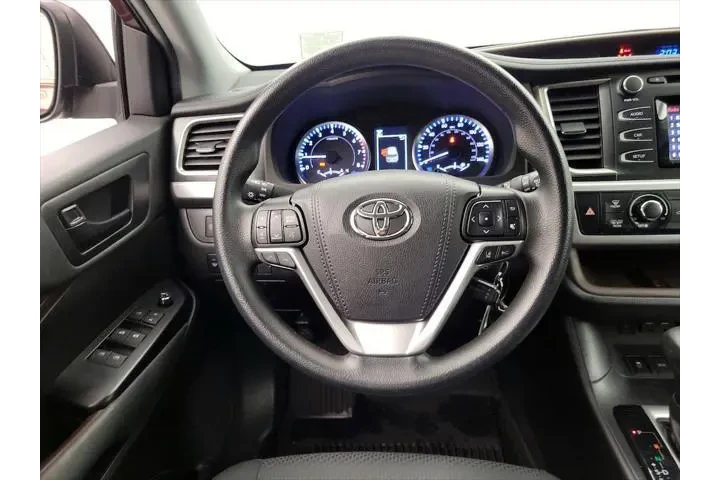 $26998 : Toyota Highlander 2019 LE 4d image 10