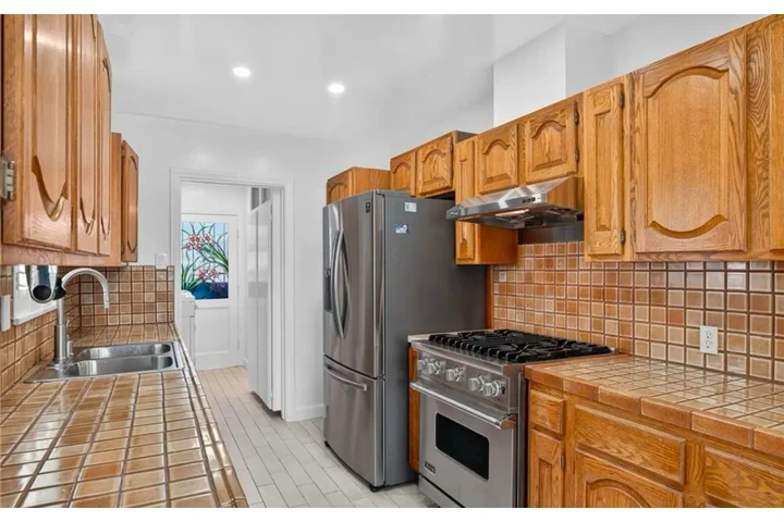 $2500 : 3 Bed 2Bath in Vermont Ave, LA image 3