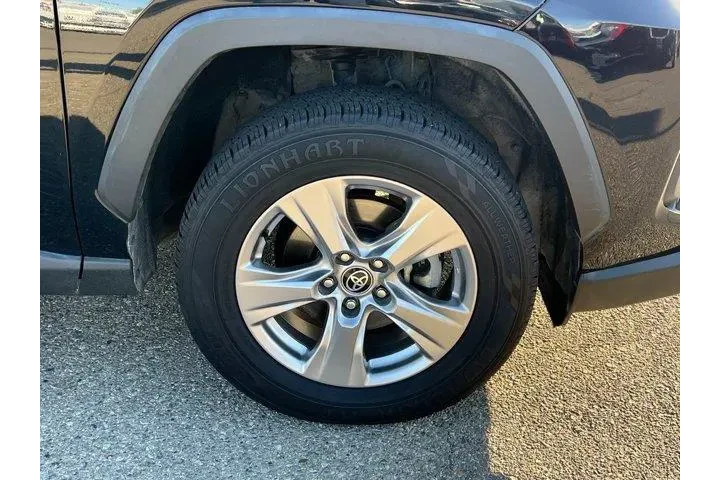 Toyota RAV4 2022 XLE 4dr SUV image 10