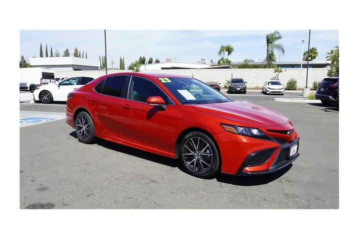 $26984 : 2023 Camry SE Sedan 4D image 4
