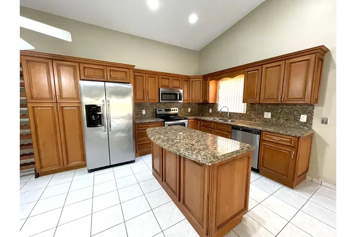 $3000 : 3 beds and 2 bath house image 2