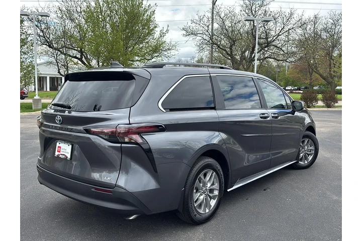 $46997 : Gold Certified 2025 Sienna LE image 10