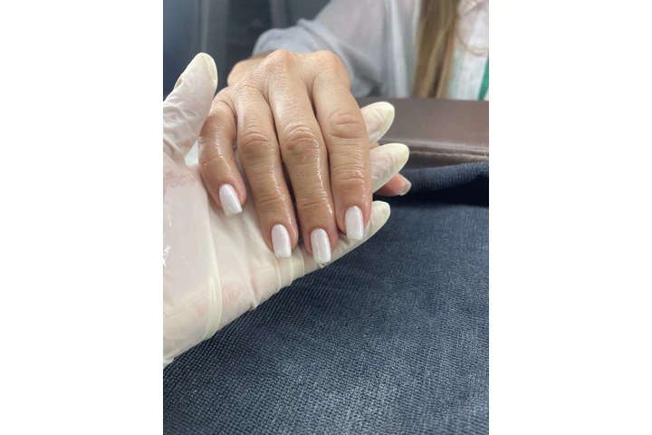 professional manicurist image 2