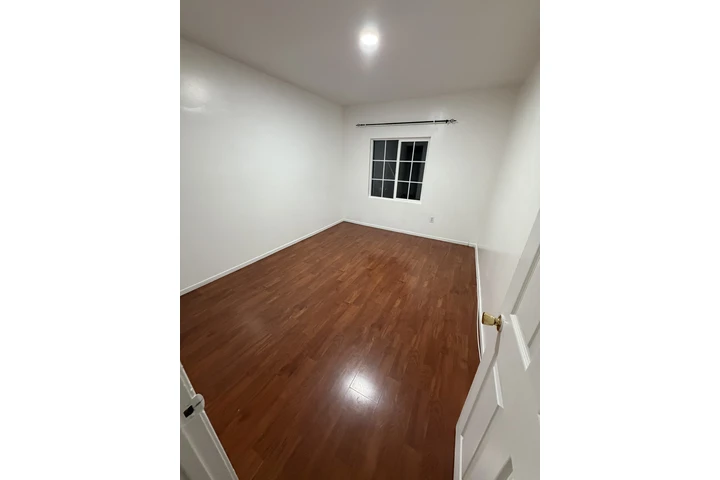$1400 : 1 bed room unit image 2