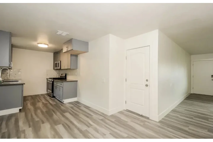 $2485 : Beautiful 3 Bed Home in Carson image 4