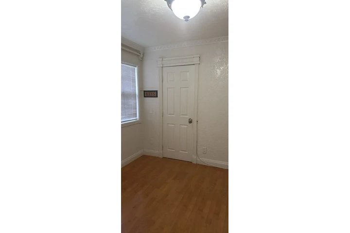 $1100 : Se renta cuarto con baño image 5