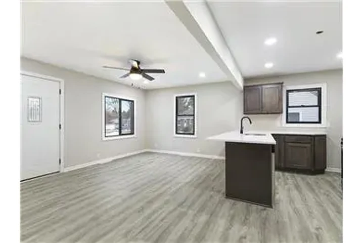 $1100 : Rental property with 2 bedro image 4