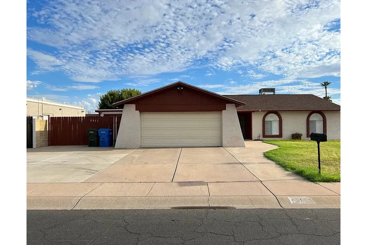 $980 : 3BR/2BA charming, updated home image 1